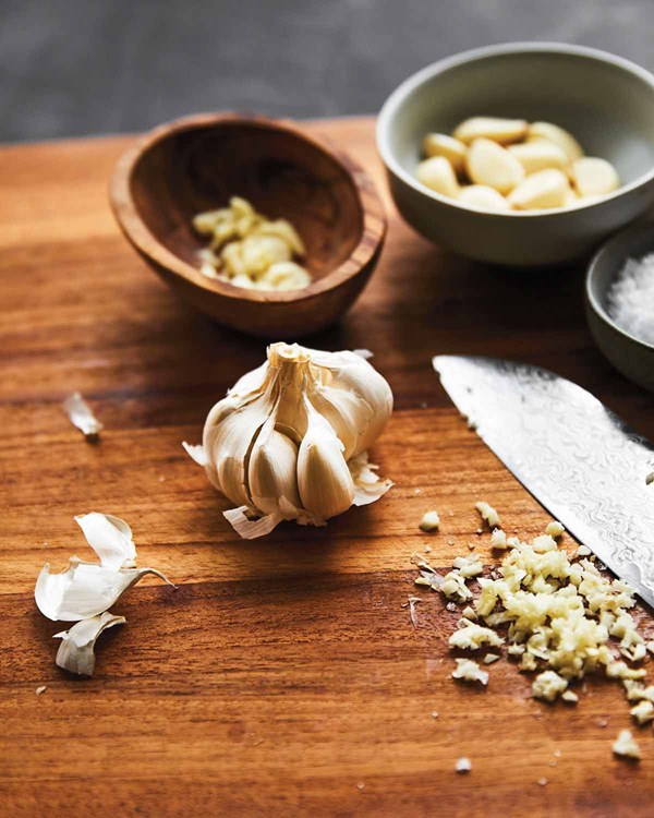 How to mince garlic