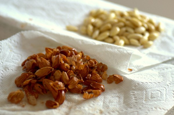 How to peel almonds