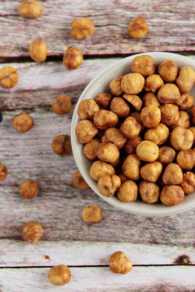 How to peel hazelnuts
