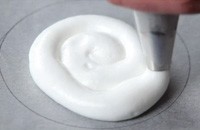 How to pipe circles for baking meringues