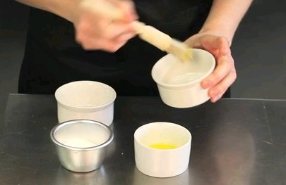 How to prepare a soufflé ramekin