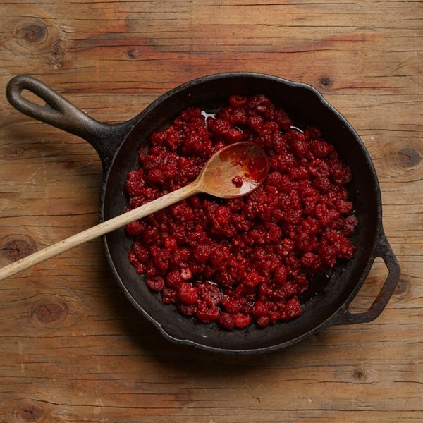 How to preserve raspberries by making skillet jam