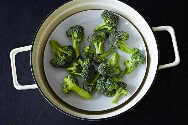 How to steam vegetables without a steamer