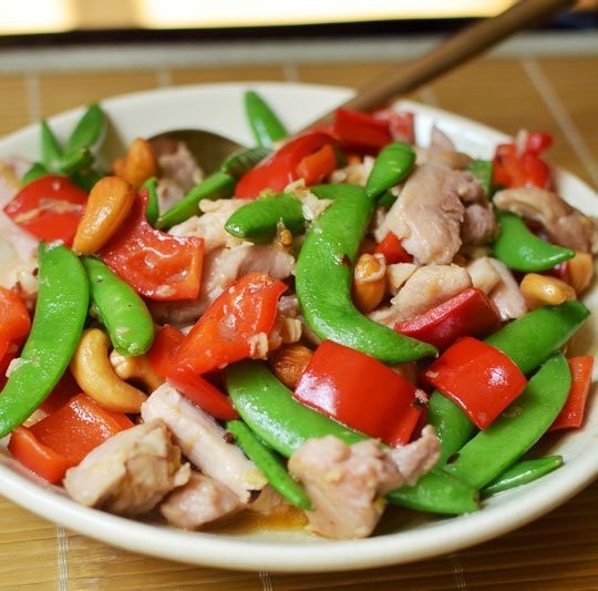 How to stir-fry chicken and cashews