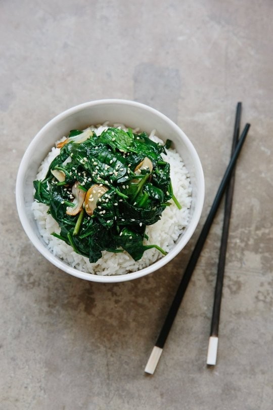How to stir-fry spinach with garlic
