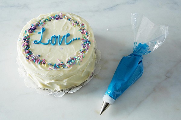 How to use a pastry bag