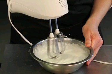 How to whisk egg whites