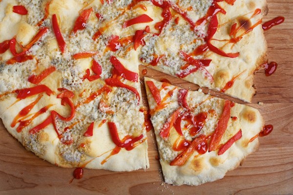 Hummus, pepper and Gorgonzola flatbread
