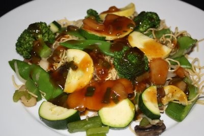 Hunan chicken with chow mein noodles and vegetables