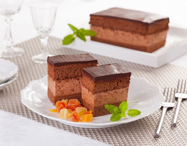 Hungarian chocolate mousse cake (Sutemeny rigo jancsi)