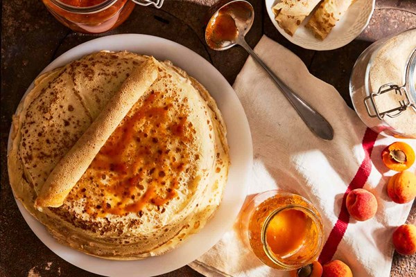 Hungarian pancakes with apricot lekvár)