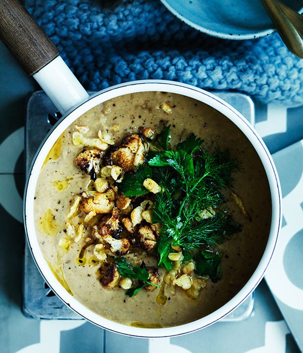 Hungarian paprika-spiced cauliflower soup (Karfiolleves)