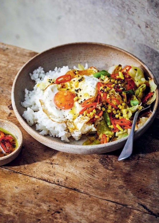 I am knackered, I need something quick and energizing to eat: seasonal green bowl with fried egg
