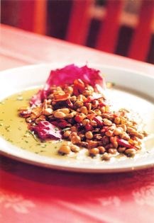 Iberian ham and broad bean salad (Habitas con jamón en concha de achicoria)