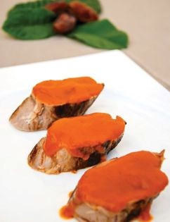 Iberian pork tenderloin stuffed with dates in quince and chocolate sauce (Solomillo Ibérico relleno de dátiles en salsa de membrillo y chocolate)