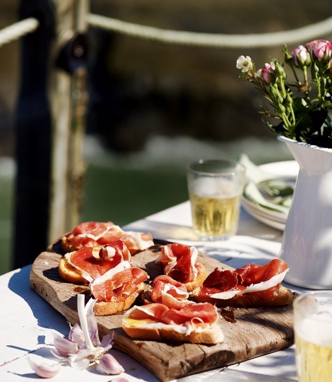 Ibérico ham and garlic toasts