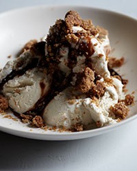 Ice cream sundaes with brown butter crumble