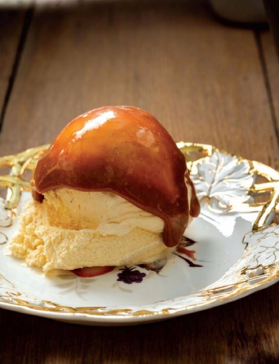 Ice cream with caramel sauce (Mantecado con salsa de caramelo)