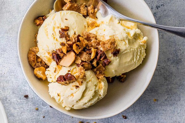 Ice cream with spiced nuts and fudge