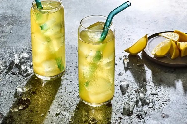 Iced green tea with cardamom