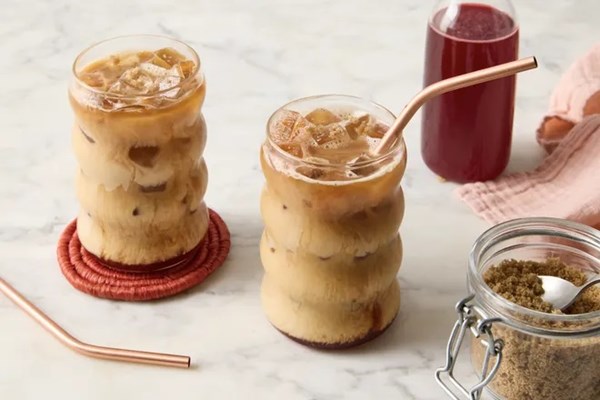 Iced (oat) raspberry crumble latte