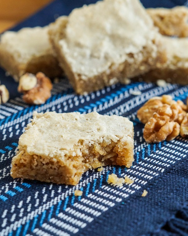 Iced walnut biscuits (Biscotti glassati alle noci)