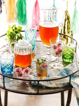 Iced white tea with rose and mint