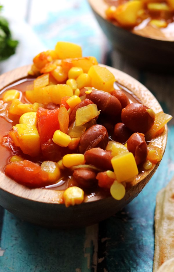 Indian curry chili with toasted naan