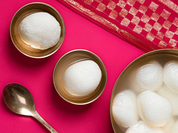 Indian milk dumplings in sweet syrup (Rasgulla)