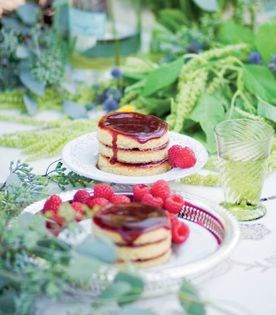 Individual almond-raspberry cakes