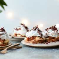 Individual banana caramel pies 