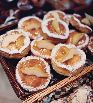 Individual butter cakes with honeyed pears