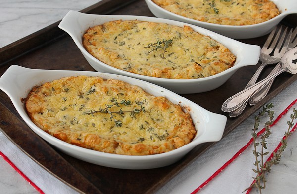 Individual caramelized onion and Roquefort clafoutis (Clafoutis aux oignons caramélisés et au Roquefort)