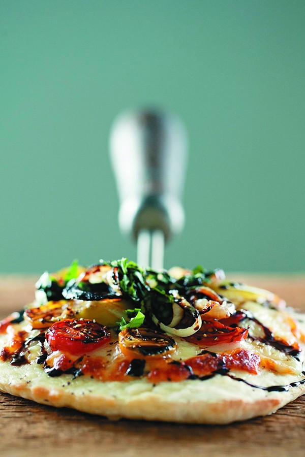 Individual heirloom tomato pizzas