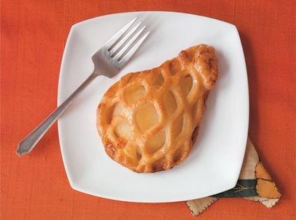 Individual pear tarts with lattice (Tartes aux poires en cage)