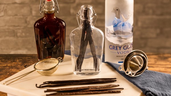 Indonesian & Tahitian vanilla blend with vodka [extract]