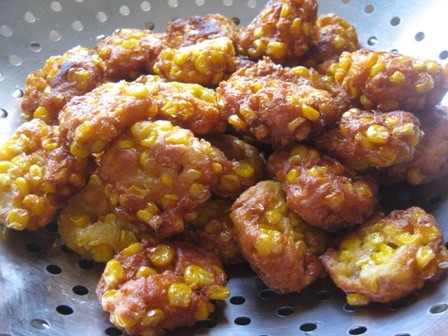 Indonesian crispy corn fritters (Perkedel jagung)