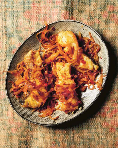 Indonesian fried fish with caramelised onions and chillies (Goren ikan balado)