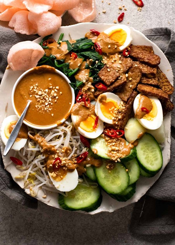 Indonesian salad with peanut sauce (Gado gado)