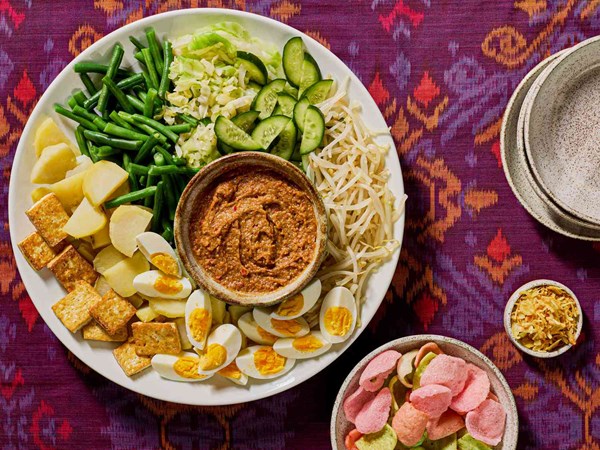 Indonesian salad with peanut sauce (Gado gado)
