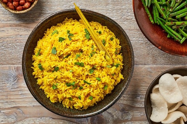Indonesian turmeric rice with spicy green beans (Nasi kuning)