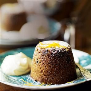 "Instant" Christmas puddings with brandy cream