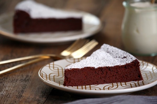 Intense chocolate mousse cake