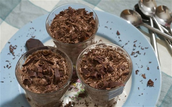 Intense chocolate mousse with cacao nibs