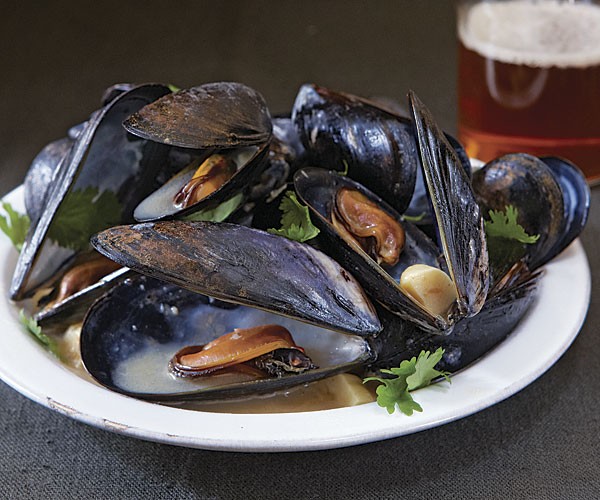 IPA-steamed mussels with roasted garlic