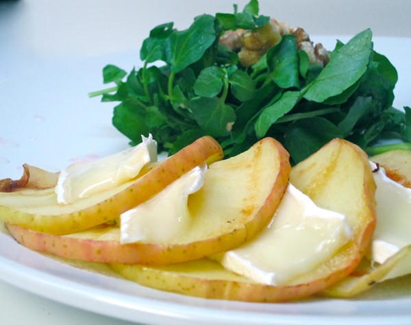 Isalata ai mela ferri e caldo Camembert 