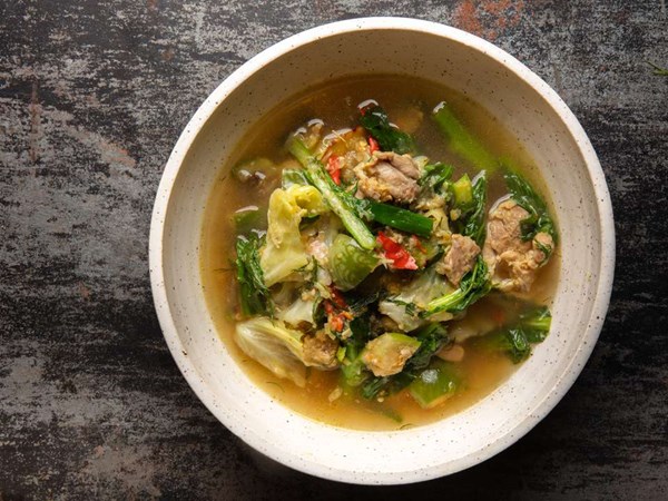 Isan-style herbal curry with chicken and dill (Gaeng om gai)
