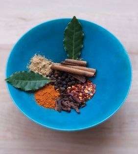Isfahani seven-spice advieh (Advieh-ye Esfahani)
