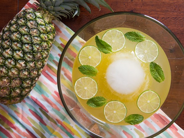 Isla bonita punch (Sparkling pineapple-rum punch)
