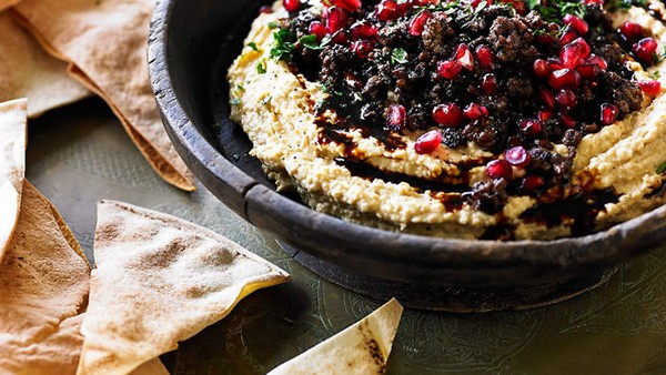 Israeli hummus with spiced lamb (Hummus b'lahmeh)